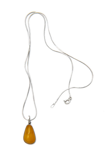 一条镶着棕色宝石和银色链子的项链图片下载