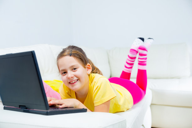 家里有笔记本电脑的小女孩图片下载