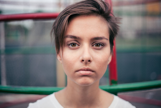 可爱女孩正盯着镜头分析你图片下载