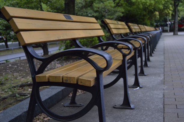 公园的长椅上阵容图片下载