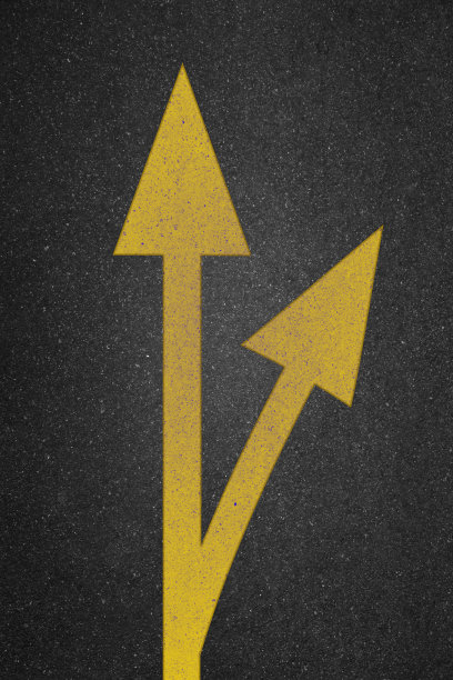 在路上的箭头交叉路口。图片下载