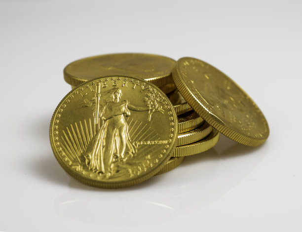 美国金鹰币叠在白色背景上。图片下载