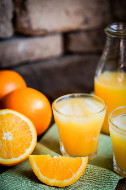 一杯加冰和柳橙片的橙汁图片下载