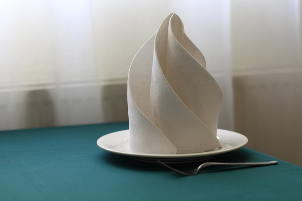 绿色台布与盘子图片下载