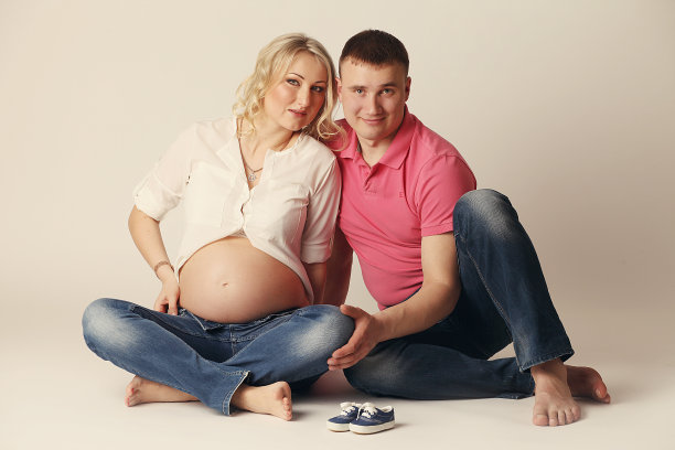 幸福的年轻孕妇和她的丈夫图片下载