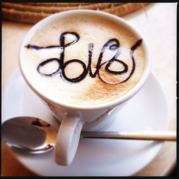 画着“爱”的卡布奇诺杯图片下载