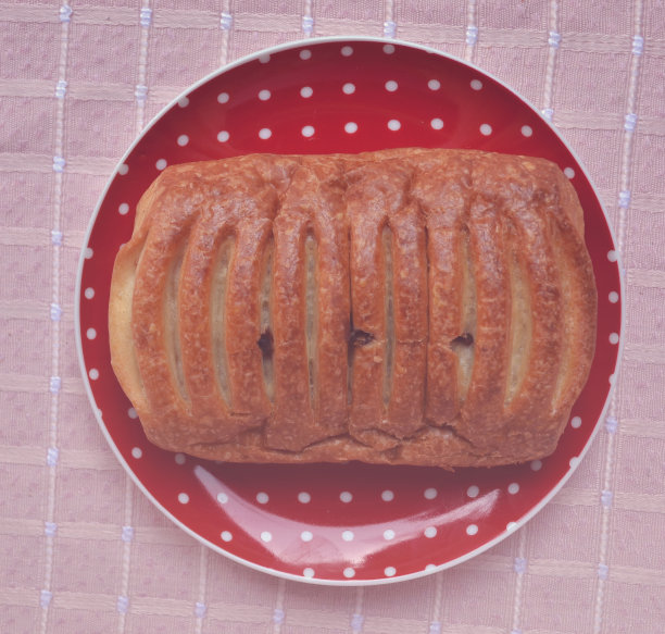 餐桌上的巧克力蛋糕图片下载