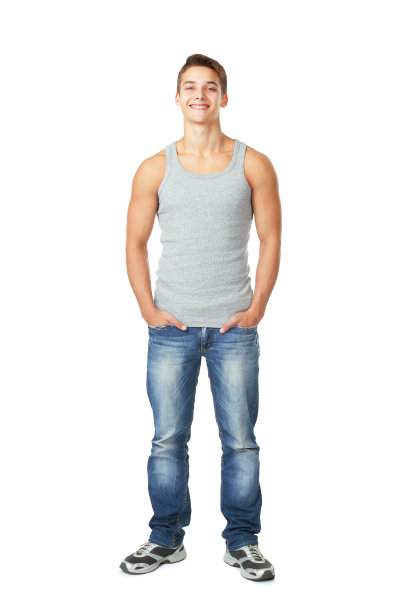 快乐微笑的年轻人的肖像图片下载