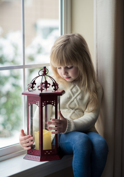 小女孩坐在窗边。图片下载