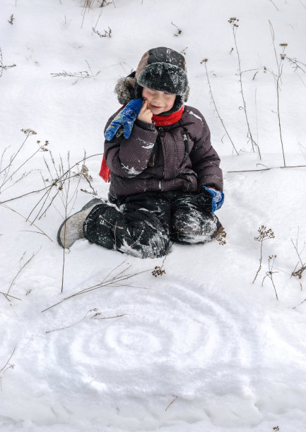 孩子们在雪中玩耍图片下载