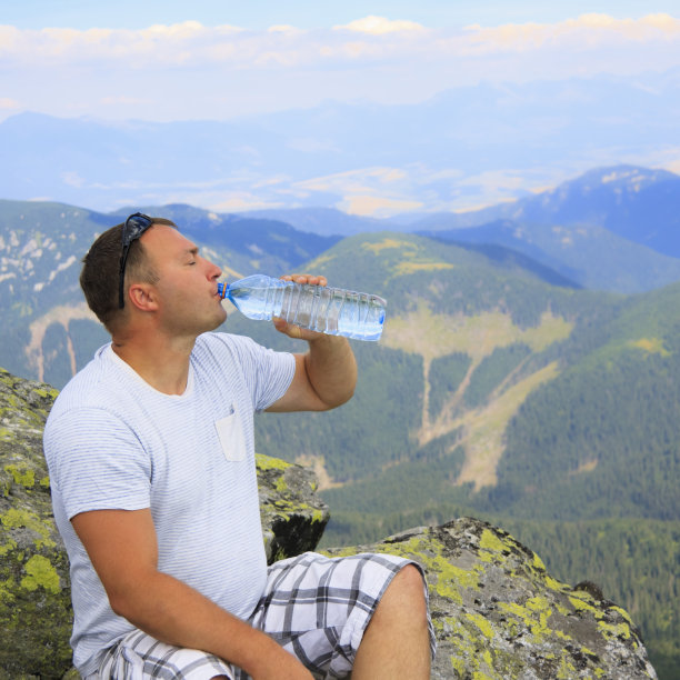 徒步旅行的茶点。图片下载