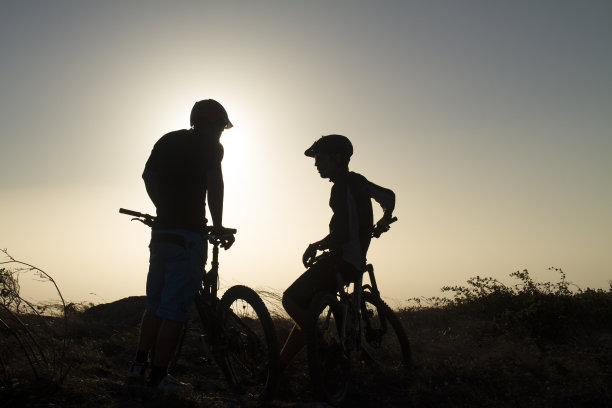 山地车车手剪影图片下载