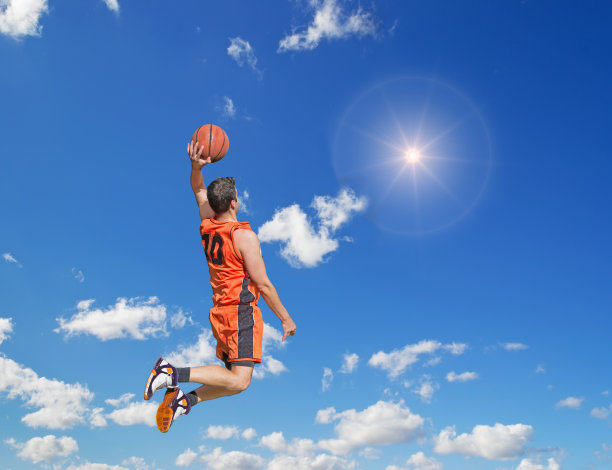 在阳光下灌篮图片下载