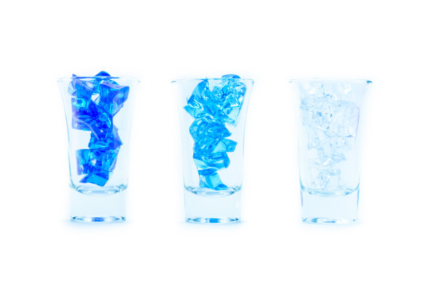 三种颜色的冰块图片下载