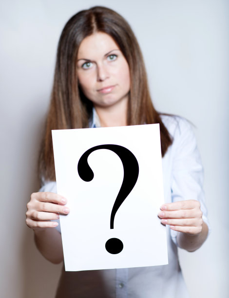 这位女商人手里拿着一个问号图片下载