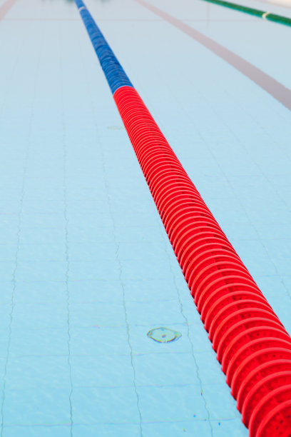 户外游泳馆及清晰标示的泳道图片下载