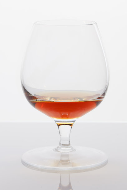 一杯白兰地图片下载