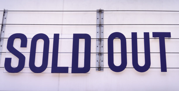 演唱会场地的广告牌上的票已售罄图片下载