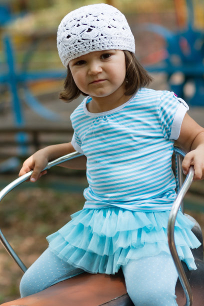 小女孩在游乐场玩旋转木马图片下载