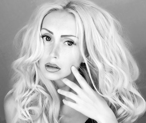 黑白女人的肖像图片下载