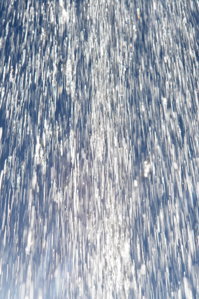 在游泳池里迎着天空阵雨图片下载