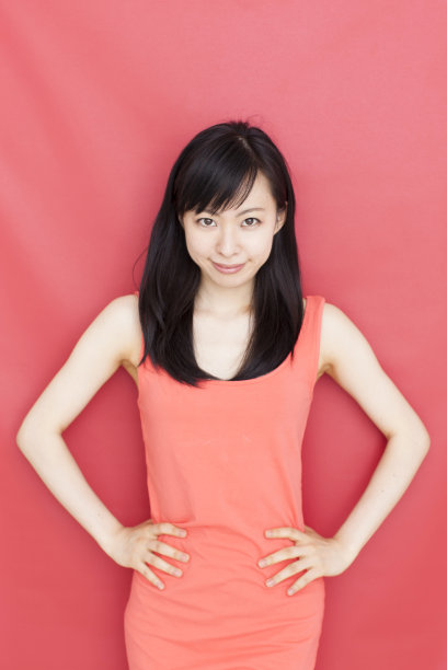 穿橙色衣服的女人图片下载