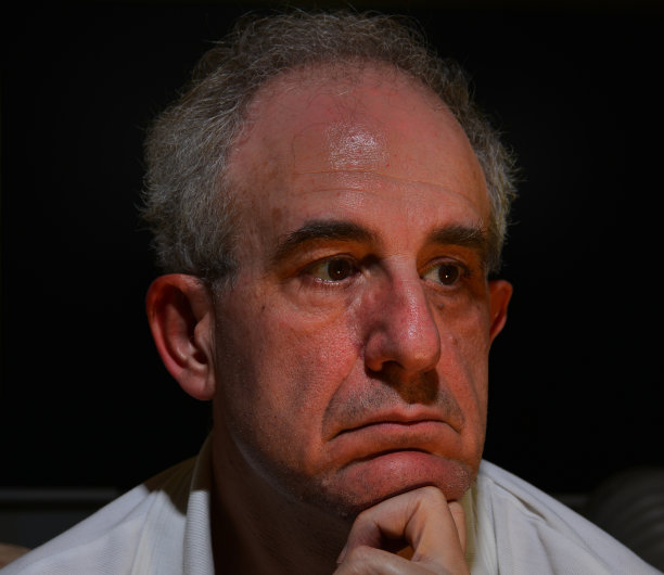 人像成熟的男人着急图片下载