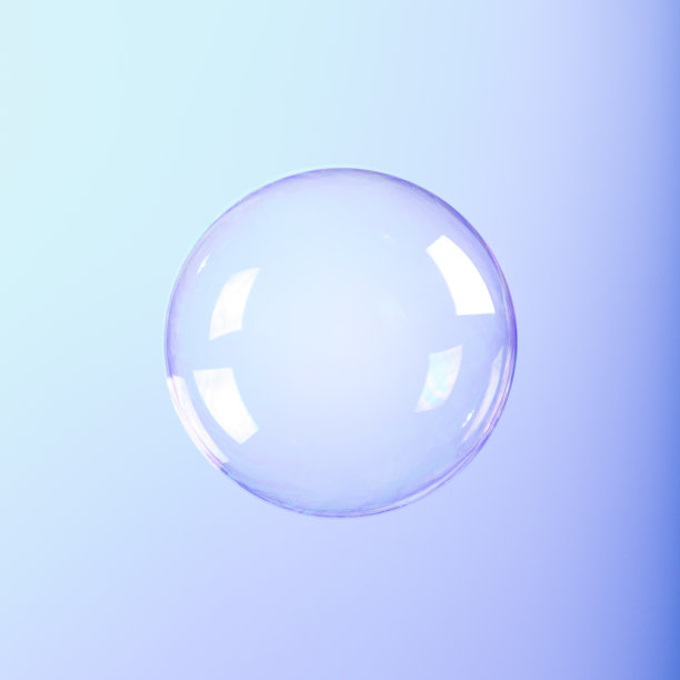蓝紫色背景上的一个透明的圆形肥皂泡图片下载
