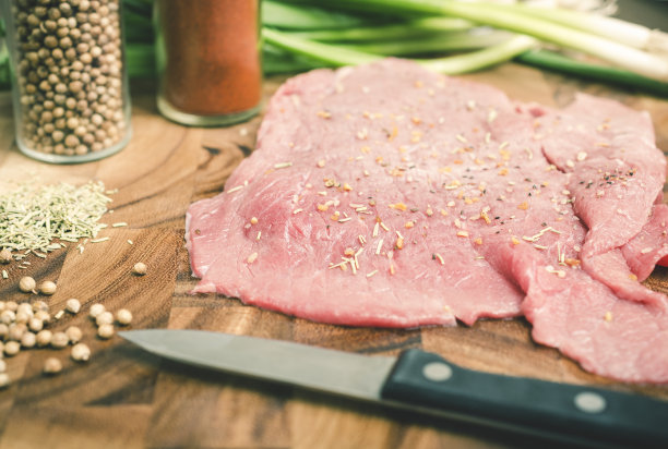 切菜板上的红肉图片下载