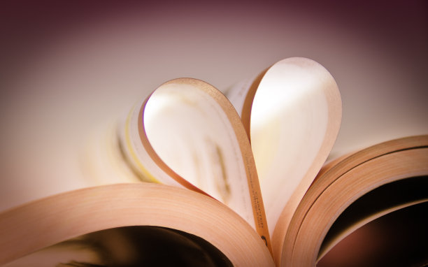 书页弯曲成心形图片下载