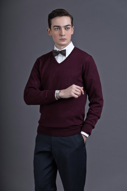 复古五十年代英国风格的时尚男士看他的手表。图片下载