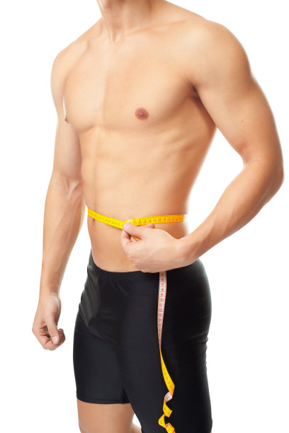 肌肉发达的年轻人在测量腰围图片下载