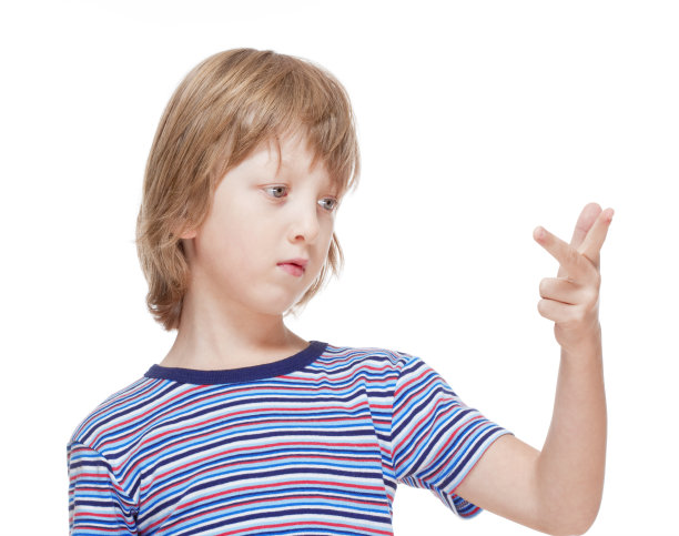 男孩数着他的手指图片下载