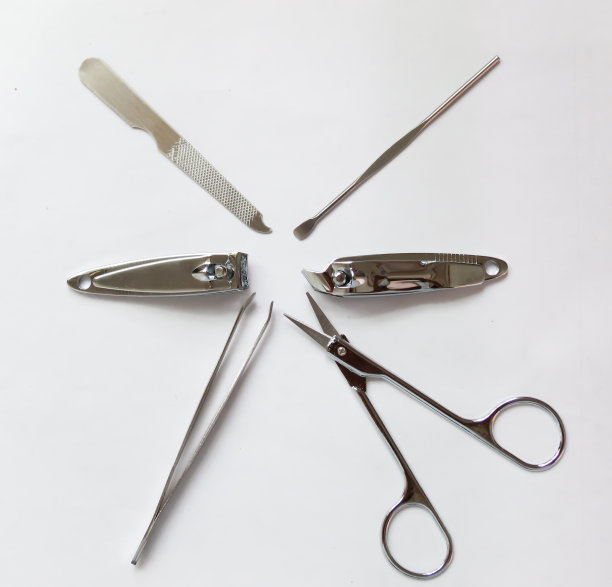 白色背景上的一套美甲工具图片下载