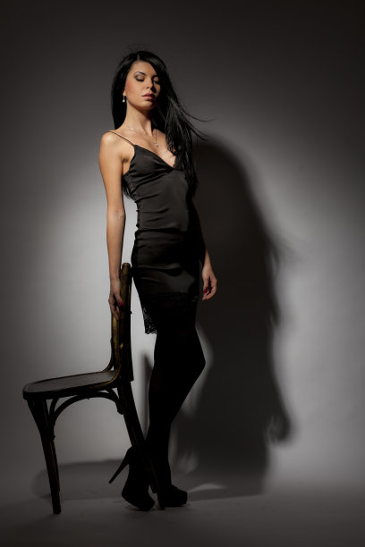 美丽的黑发女孩图片下载