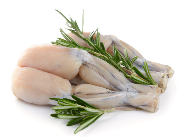 两对新鲜的青蛙腿在白色的背景图片下载