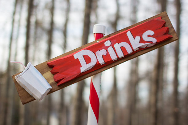 手工制作的木制“饮料”标志。图片下载