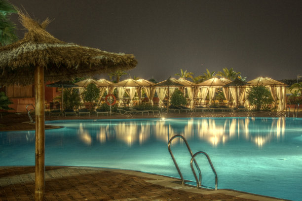 夜晚被废弃的游泳池里的露台反射着灯光图片下载