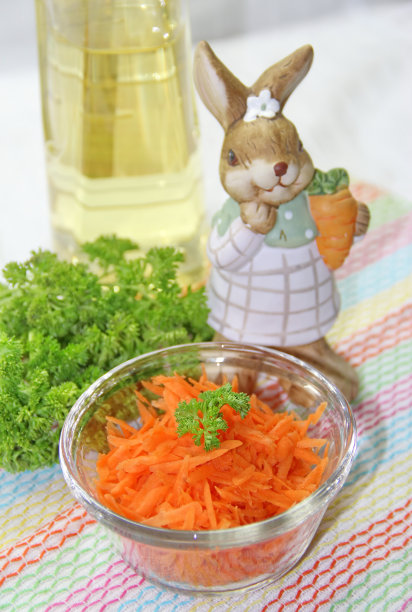 新鲜胡萝卜沙拉和兔肉图片下载