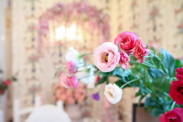 古色古香的室内装饰，前景中点缀着鲜花图片下载