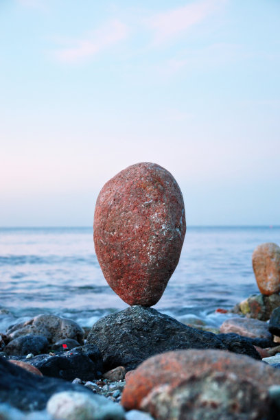 在海洋中与自然平衡的石头放松图片下载