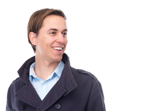 一个英俊的年轻人的肖像笑着看向别处图片下载