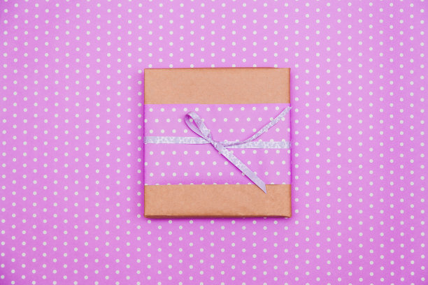 紫色的礼物盒图片下载