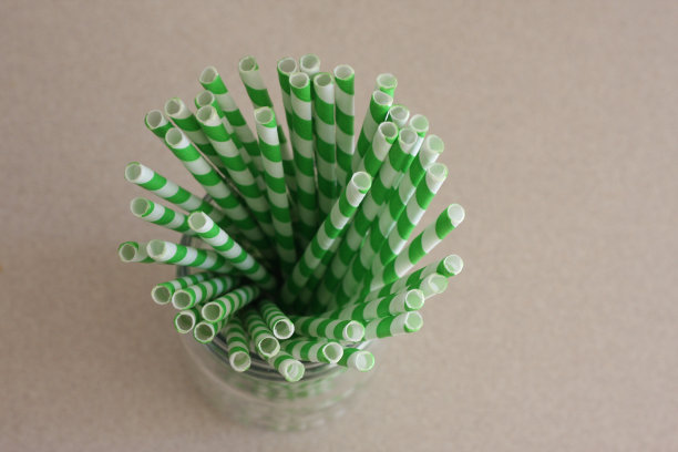 绿色和白色的吸管图片下载