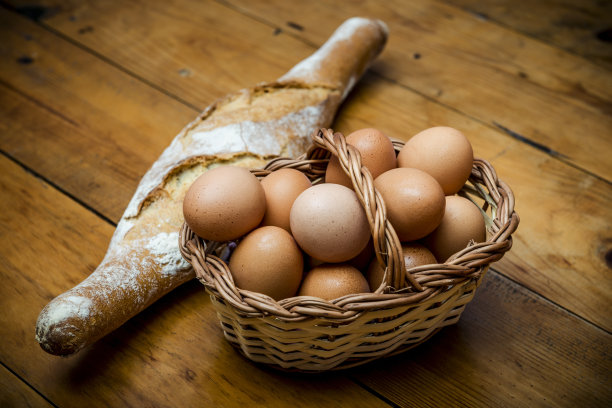 鸡蛋放在篮子里，还有面包图片下载