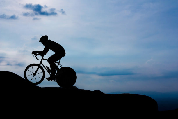 在山上骑自行车图片下载