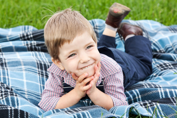 男孩躺在地毯上图片下载