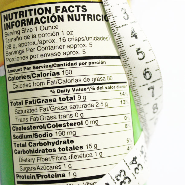 营养成分食品标签和卷尺。图片下载