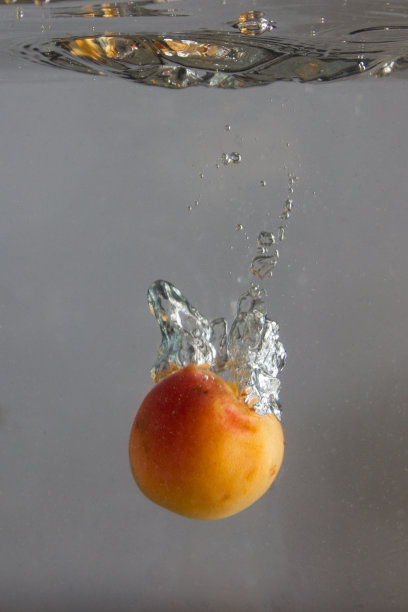 杏子溅在水里图片下载