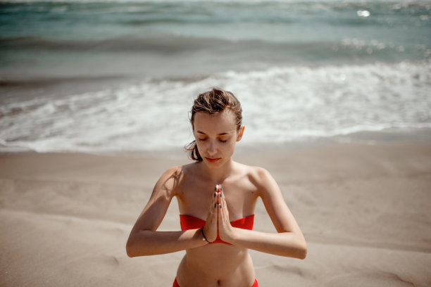 沙滩上的女孩图片下载